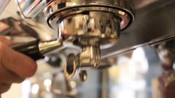 Barista Bereidt Verse Espresso Shot — Stockvideo