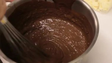 Çikolata sosu karıştıran pasta şefi