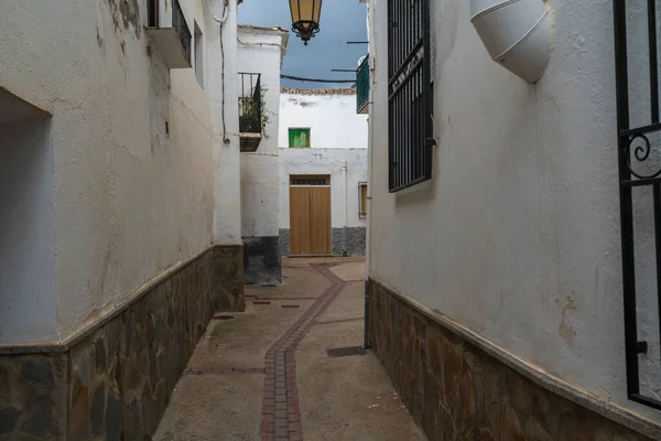 Calle Estrecha Pueblo Las Fachadas Tienen Ventanas Puertas Están Pintadas —  Fotos de Stock