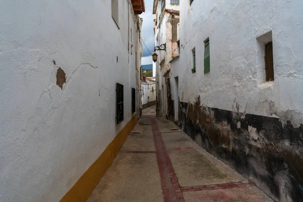 Rua Estreita Uma Cidade Fachadas Têm Janelas Portas São Pintadas — Fotografia de Stock