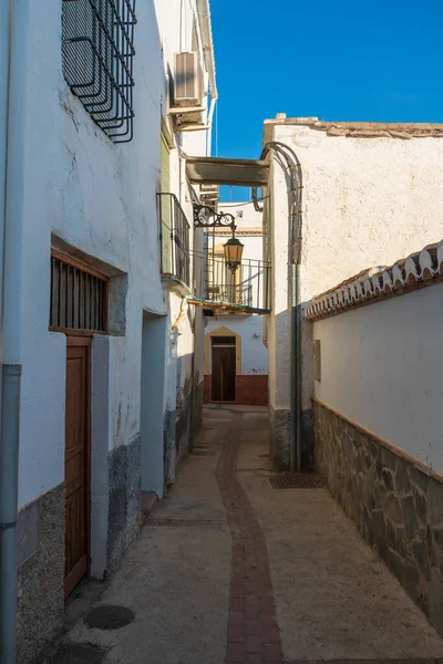 Calle Estrecha Pueblo Hay Casas Con Balcones Ventanas Piso Calle — Foto de Stock