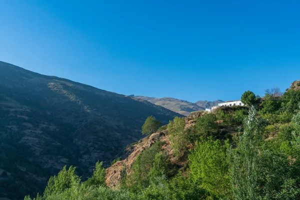 Berglandschap Het Zuiden Van Spanje Een Huis Tussen Bomen Een — Stockfoto
