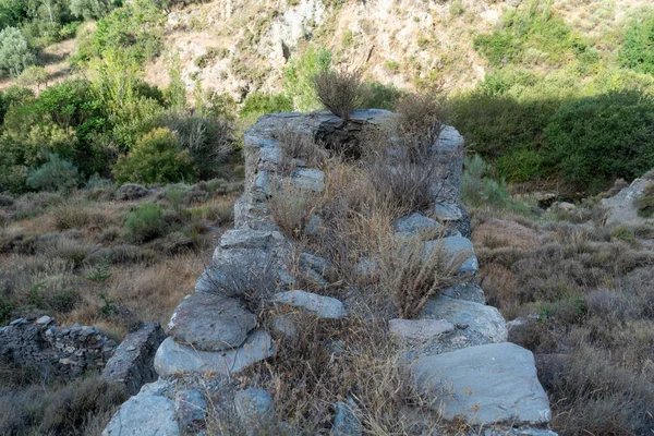 Ruiner Gammal Mjölkvarn Konstruktionen Gjord Sten Det Finns Vegetation Runt — Stockfoto