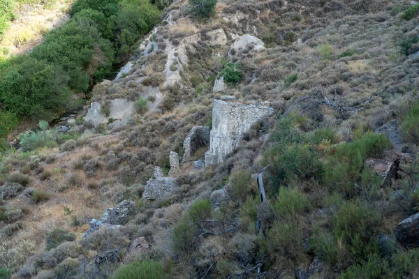 Ruines Ancien Moulin Farine Construction Est Faite Pierre Végétation Autour — Photo