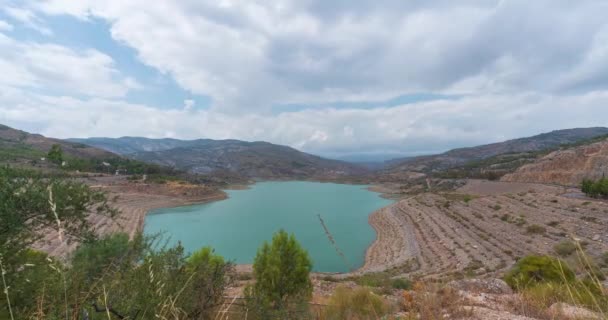 Άσπρα Σύννεφα Μεταξύ Των Βουνών Υπάρχει Βλάστηση Και Πευκοδάση Υπάρχει — Αρχείο Βίντεο