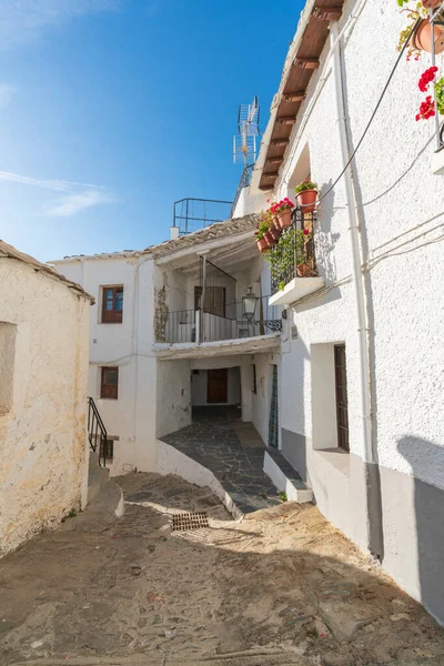 Rua Estreita Uma Cidade Sul Espanha Casas Com Fachadas Brancas — Fotografia de Stock