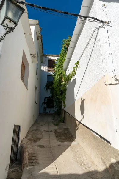 Calle Estrecha Pueblo Sur España Hay Casas Con Fachadas Blancas — Foto de Stock