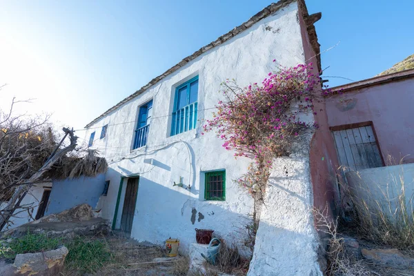 Casa Campo Abandonada Fachada Blanca Tiene Ventanas Puertas — Foto de Stock