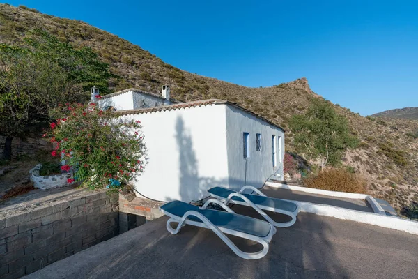 Casa Campo Abandonada Fachada Blanca Tiene Ventanas Puertas Terraza Hay — Foto de Stock