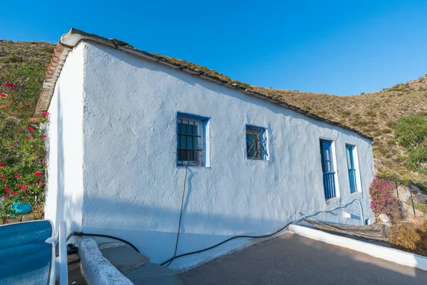 Casa Campo Abandonada Fachada Blanca Tiene Ventanas Puertas — Foto de Stock