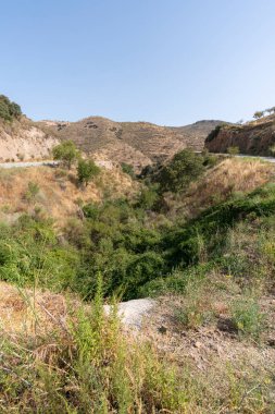 Dağlarla çevrili bir dağ geçidi.