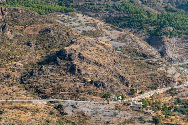 Uma Estrada Passa Por Uma Área Montanhosa Casas Lado Estrada — Fotografia de Stock