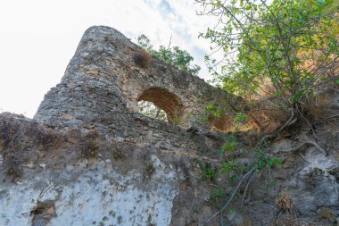Güney İspanya 'daki bir un değirmeninin kalıntıları, inşaat taş ve çamurdan yapılmış, çevrede bitki ve ağaçlar var.