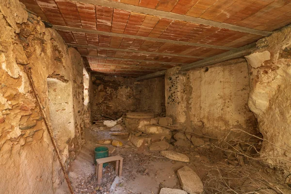 Wnętrze Starego Opuszczonego Domu Rustykalnego Stare Meble Podłodze Kamienie — Zdjęcie stockowe