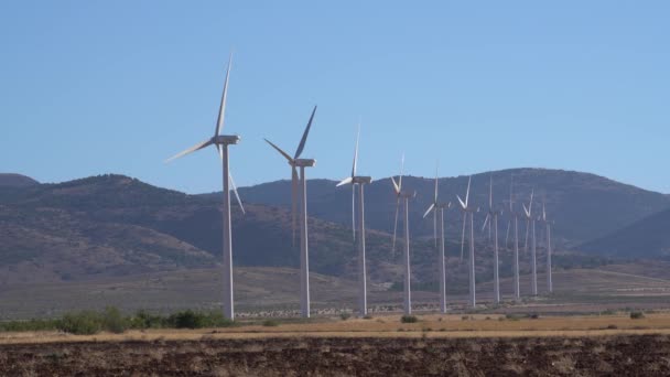 Windräder Bewegung Ein Altes Bauernhaus Und Mandelbäume — Stockvideo