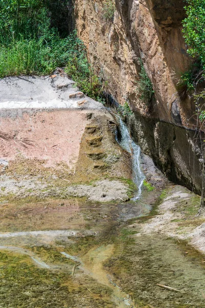Água Caindo Pequeno Reservatório Água Uma Escada Vegetação Abundante Uma — Fotografia de Stock