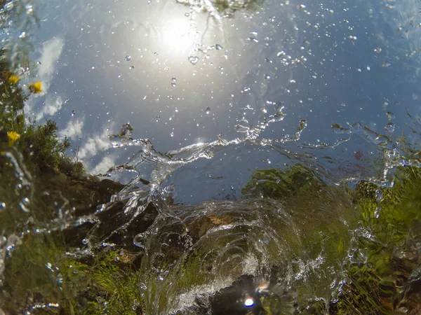 Agua Que Cae Una Fuente Puede Ver Sol Las Flores —  Fotos de Stock