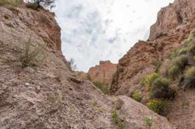 Dağlık araziler ve Güney İspanya 'da ağır aşınmalar var. Çalı bitkileriyle çorak topraklar, gökyüzü bulutlu.
