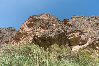 Güney İspanya 'nın dağlık bir bölgesinde şeker kamışı tarlaları, dağ kayadan yapılmıştır ve gökyüzü temizdir.