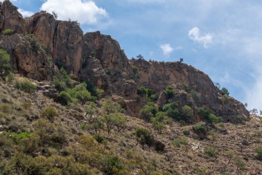 Güney İspanya 'nın dağlık arazisi, dağ bitki örtüsüyle kaplı ve gökyüzünde bulutlar var.