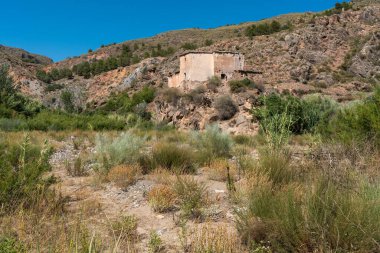 İspanya 'nın güneyinde dağlık bir arazi. Sazlık ve ağaçların bol olduğu bir nehir var. Büyük bir kayanın tepesinde terk edilmiş bir çiftlik evi var.