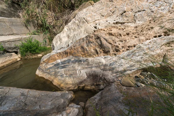 Μεγάλος Βράχος Ένα Ποτάμι Στη Νότια Ισπανία Υπάρχει Βλάστηση Και — Φωτογραφία Αρχείου