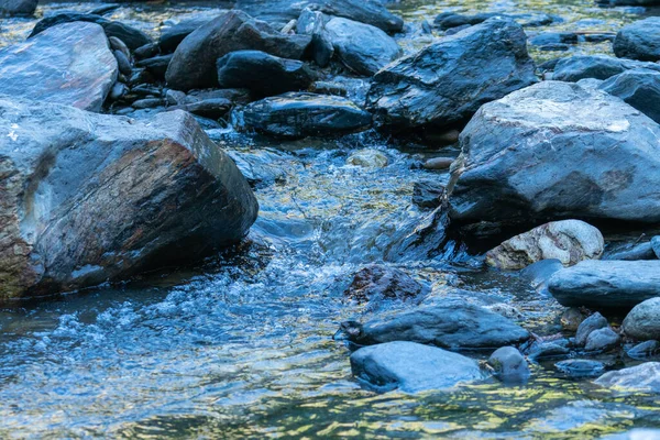 南スペインの川を流れる水は透き通っていて 川床には石があります — ストック写真
