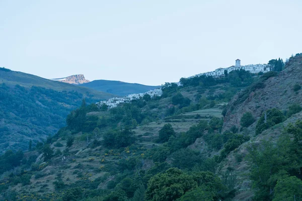 Aldeias Ravina Poqueira Encosta Serra Nevada Árvores Grama Verde Céu — Fotografia de Stock