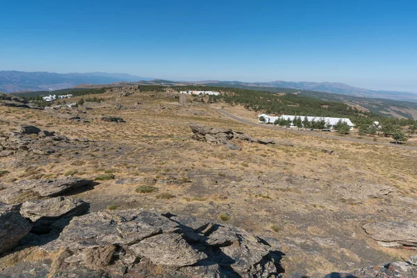 Edifícios Complexo Observatório Astronômico Calar Alto Almeria Montanhas Com Vegetação — Fotografia de Stock