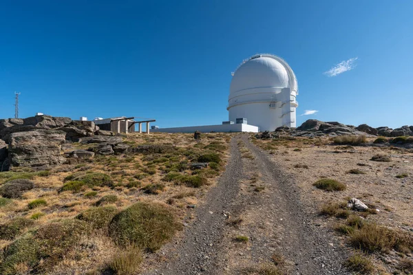 Calar Alto Telescópio Astronômico Almera Espanha Uma Torre Telecomunicações Rochas — Fotografia de Stock
