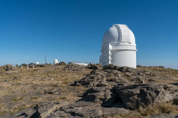 Calar Alto Telescópio Astronômico Almeria Espanha Vegetação Chão Rochas Céu — Fotografia de Stock