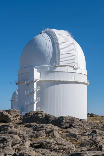 Calar Alto Telescópio Astronômico Almeria Espanha Vegetação Chão Rochas Céu — Fotografia de Stock