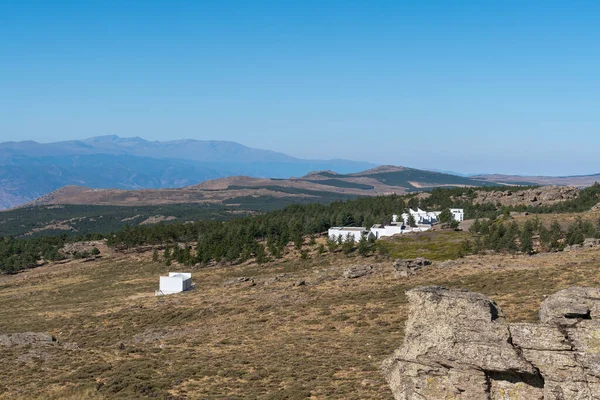 Edifícios Complexo Observatório Astronômico Calar Alto Almeria Montanhas Com Vegetação — Fotografia de Stock