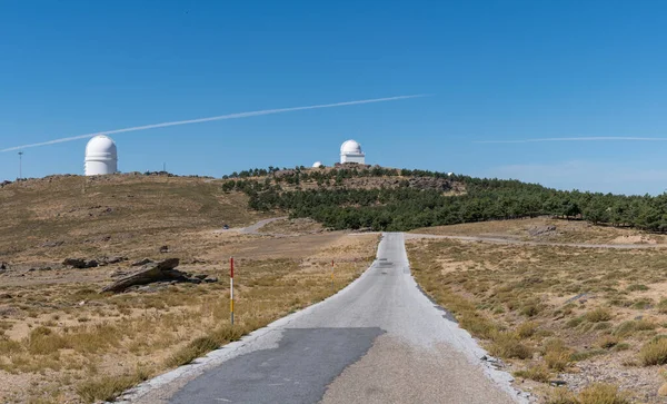 Observatório Astronômico Calar Alto Uma Estrada Para Complexo Uma Floresta — Fotografia de Stock