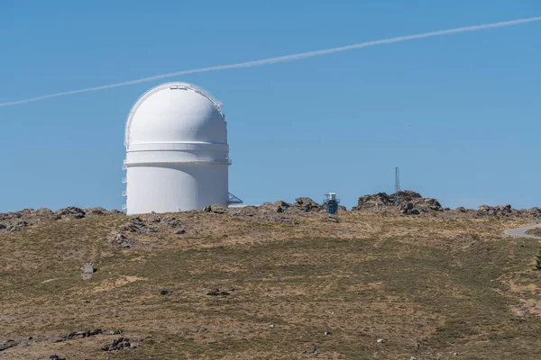 Calar Alto Telescópio Astronômico Almeria Espanha Vegetação Chão Rochas Céu — Fotografia de Stock