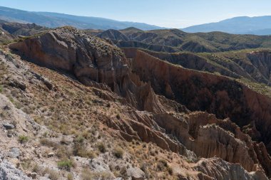 İspanya 'nın güneyindeki dağlık arazi, dağlar çalılarla kaplı, çok aşınmış alanlar var, gökyüzü açık.