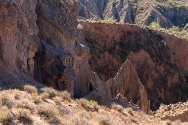 İspanya 'nın güneyindeki dağlık arazi, dağlar çalılık ve ağaçlardan oluşan bitki örtüsüyle kaplı, çok aşınmış alanlar var.