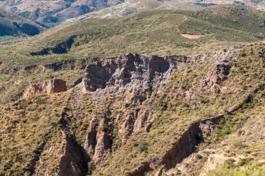 İspanya 'nın güneyindeki dağlık arazi, dağlar çalılık ve ağaçlardan oluşan bitki örtüsüyle kaplı, çok fazla aşınmış alanlar var.