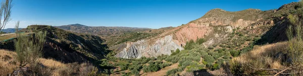 在西班牙南部的山区 这是一个陡峭的地区 山边有灌木丛 有橄榄树 天空晴朗 — 图库照片