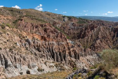 İspanya 'nın güneyindeki dağlık arazi, dağlar çalılık ve ağaçlardan oluşan bitki örtüsüyle kaplı, çok fazla aşınmış alanlar var.