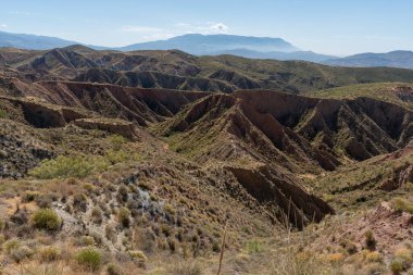 İspanya 'nın güneyindeki dağlık arazi, dağlar çalı bitkileriyle kaplı, çorak bir arazi, gökyüzü temiz.