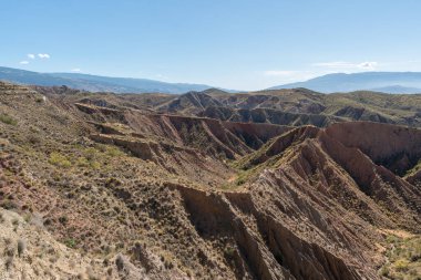 İspanya 'nın güneyindeki dağlık arazi, dağlar çalı bitkileriyle kaplı, çorak bir arazi, gökyüzü temiz.