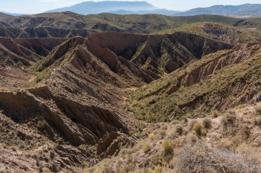 İspanya 'nın güneyindeki dağlık arazi, dağlar çalı bitkileriyle kaplı, çorak bir arazi, gökyüzü temiz.