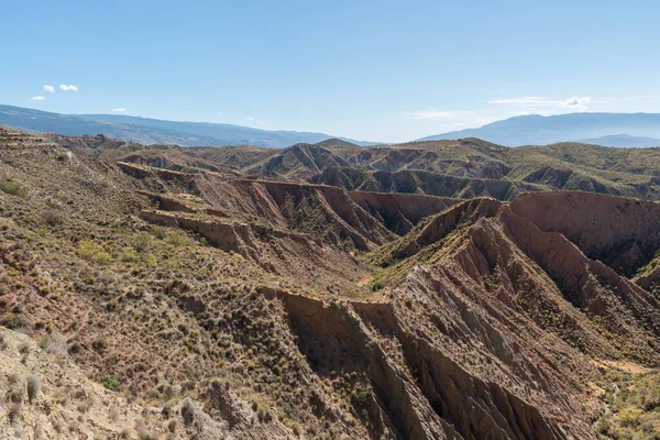 İspanya 'nın güneyindeki dağlık arazi, dağlar çalı bitkileriyle kaplı, çorak bir arazi, gökyüzü temiz.