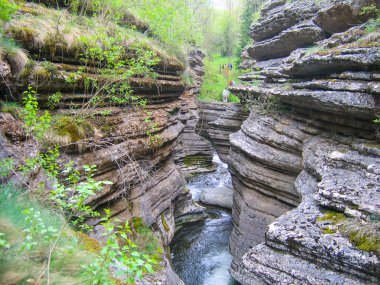 Doğal kaya oluşumları su ile yapılır.