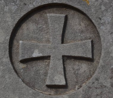 Bir mezarlıkta mezar dekorasyon taştan yapılmış malt güzel haç