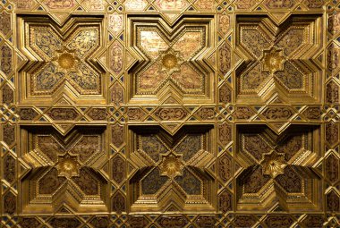 Geleneksel Arabes süseşyaları ile altın arka plan coffered tavan ile yapılan