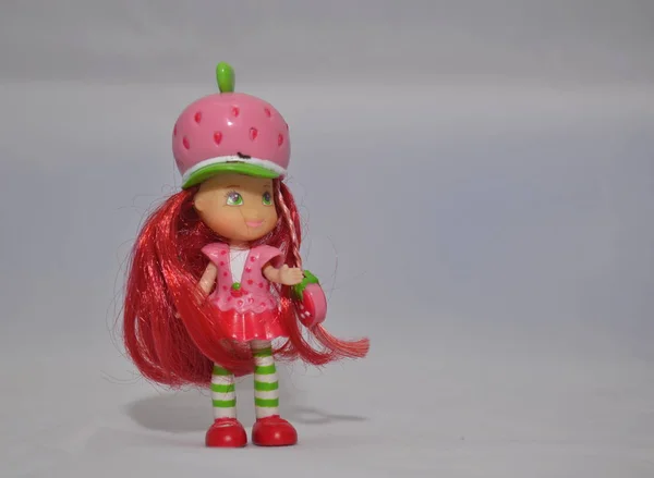 ピンクの帽子とピンクのドレスを持つ小さくて面白いピンクの人形も — ストック写真
