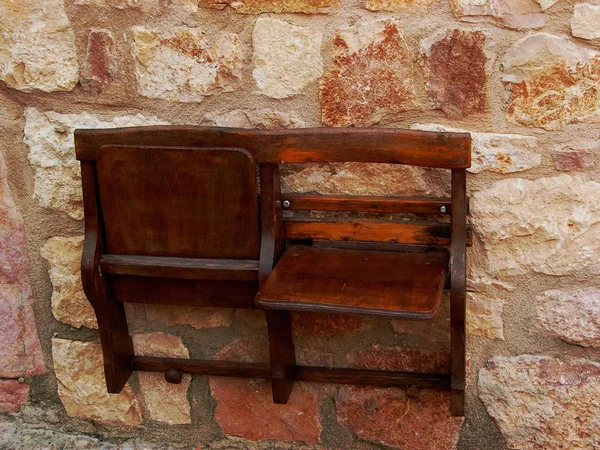 スペインの村の壁に掛かる木製の座席 — ストック写真