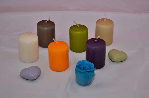 小蜡烛装饰各种颜色和形状 鲜花和心脏 — 图库照片